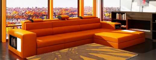 Una combinación de ganar-ganar de un sofá naranja con estilos interiores.