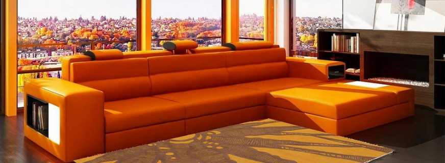 Una combinación de ganar-ganar de un sofá naranja con estilos interiores.