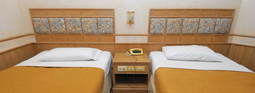 What are the options for furniture in the hostel, important recommendations and their features