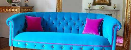 Combinaciones armoniosas de un sofá turquesa con interiores modernos.
