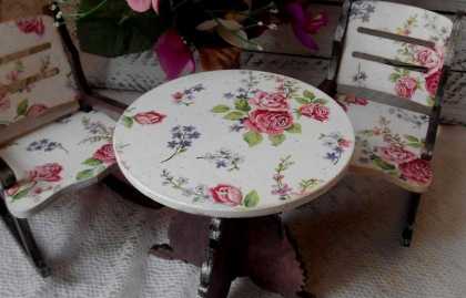 Updating the old table using decoupage technique, interesting ideas