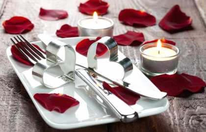 Table decoration ideas for February 14th, table setting features