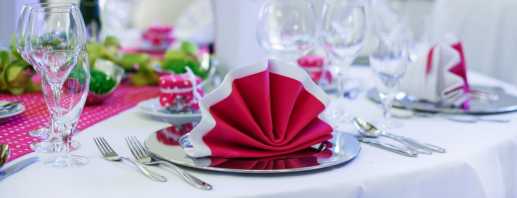 The nuances of choosing napkins for the festive table, the rules for their placement