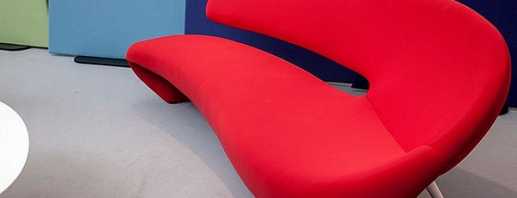 Cómo renovar el interior con un sofá rojo, consejos de diseño