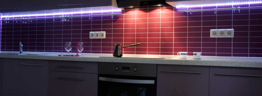 La elección de la iluminación LED en la cocina para armarios, reglas de instalación