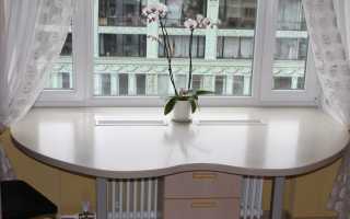 Los matices de colocar una mesa de cocina en el alféizar de una ventana, sus ventajas y desventajas.