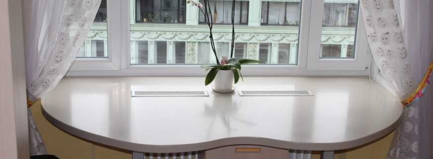 Los matices de colocar una mesa de cocina en el alféizar de una ventana, sus ventajas y desventajas.