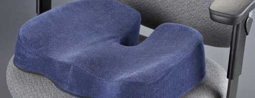 El propósito de la almohada ortopédica en la silla, su diseño.