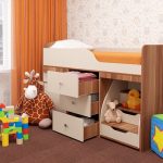 Cama infantil con escaleras y cajones.