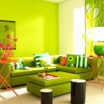 Sofá verde claro y paredes verde claro