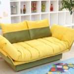 Mini sofá amarillo