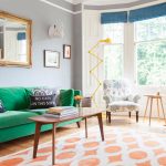 Sofá verde en una sala de estar de estilo escandinavo